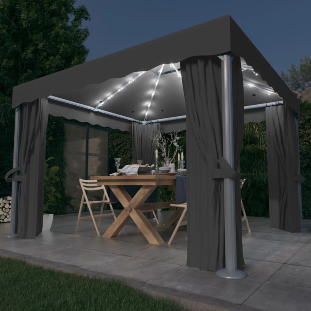 Paviljong Med Draperi Och Ljusslinga Led Gräddvit