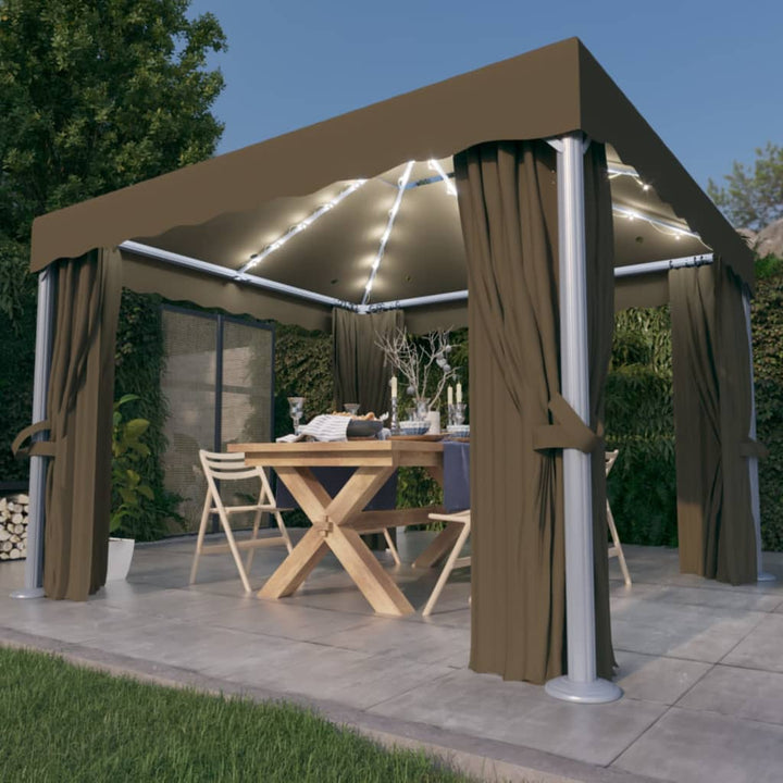 Paviljong Med Draperi Och Ljusslinga Led Gräddvit