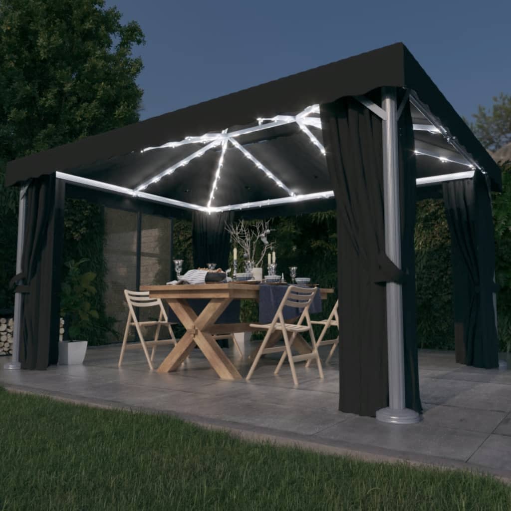 Paviljong Med Draperi Och Ljusslinga Led Gräddvit