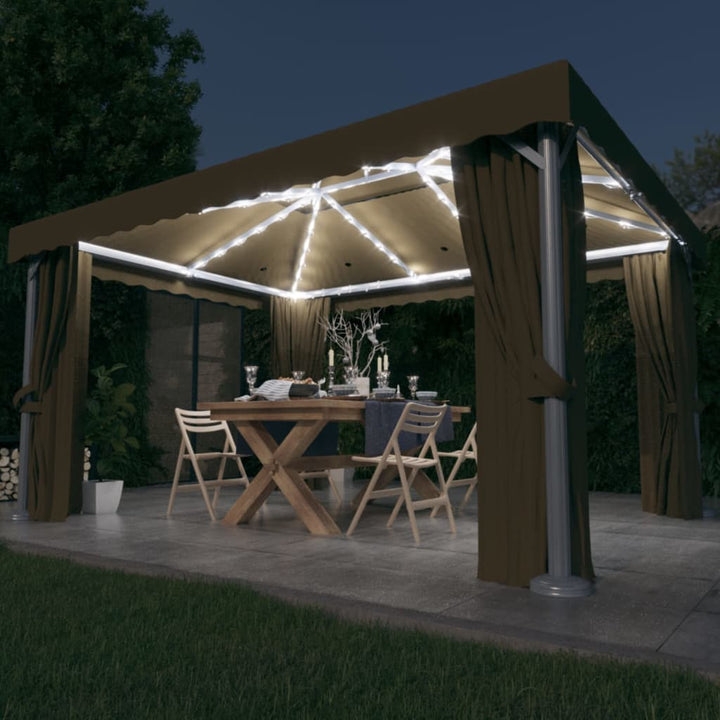 Paviljong Med Draperi Och Ljusslinga Led Gräddvit